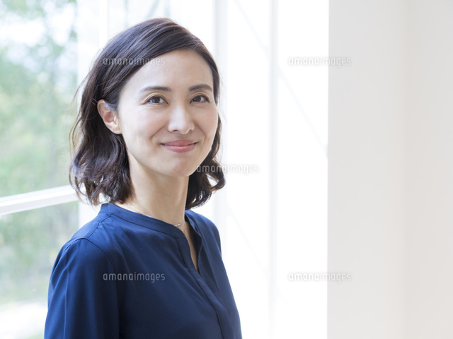 日本人の40代の女性 の写真素材 イラスト素材 アマナイメージズ