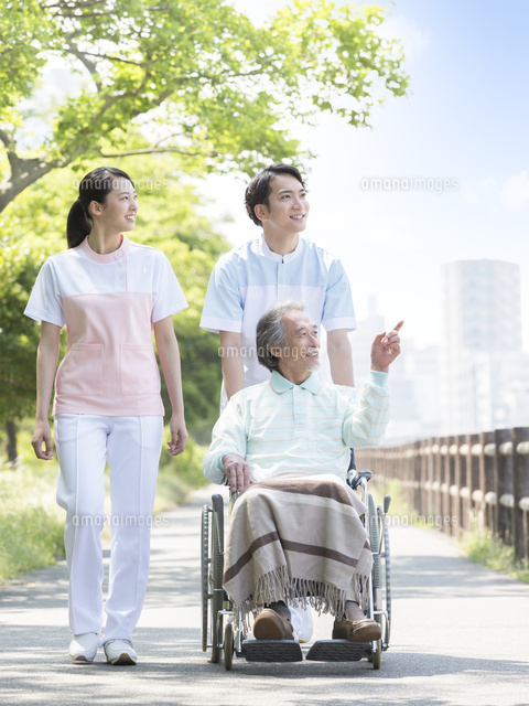 車椅子に乗る患者と介護士の男女 の写真素材 イラスト素材 アマナイメージズ