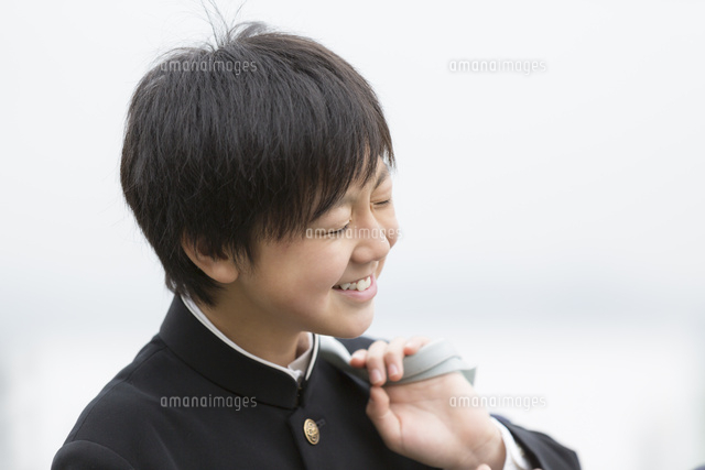 はにかむ男子中学生 の写真素材 イラスト素材 アマナイメージズ はにかむ男子中学生 の写真素材 イラスト素材 アマナイメージズ