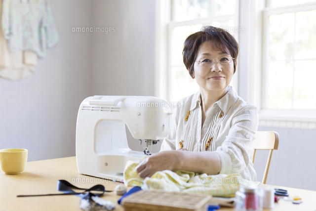 ミシンをかける女性 の写真素材 イラスト素材 アマナイメージズ