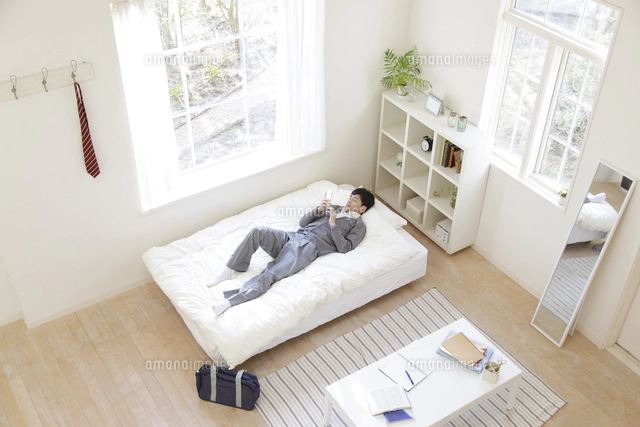 部屋で勉強する男子高校生 の写真素材 イラスト素材 アマナイメージズ