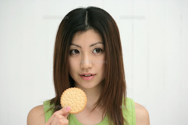 クッキーを持つ女性 の写真素材 イラスト素材 アマナイメージズ