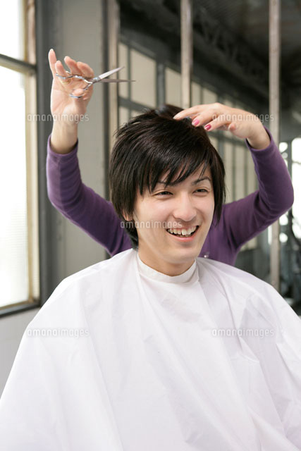 髪を切る男性 の写真素材 イラスト素材 アマナイメージズ