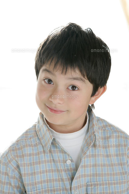 微笑む男の子 の写真素材 イラスト素材 アマナイメージズ