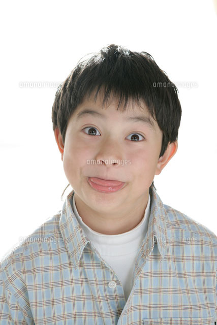 小学生　舌 舌を出す男の子[11006001583]の写真・イラスト素材｜アマナイメージズ