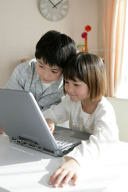 パソコンを見る子供 の写真素材 イラスト素材 アマナイメージズ