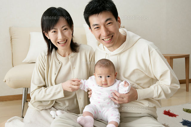 子供を抱く夫婦 の写真素材 イラスト素材 アマナイメージズ