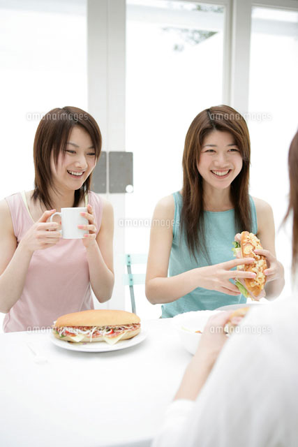 ランチタイムの女性 の写真素材 イラスト素材 アマナイメージズ
