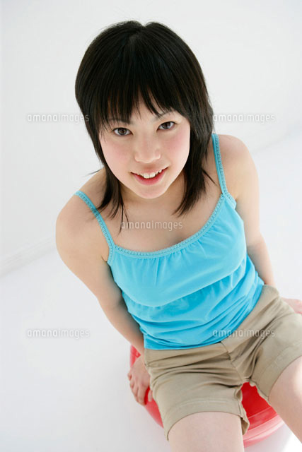 バランスボールをする10代の女の子 の写真素材 イラスト素材 アマナイメージズ