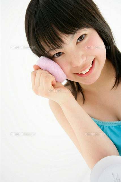 化粧パフを使う10代の女の子 の写真素材 イラスト素材 アマナイメージズ