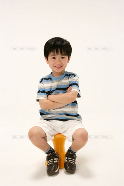 椅子に座る男の子 の写真素材 イラスト素材 アマナイメージズ