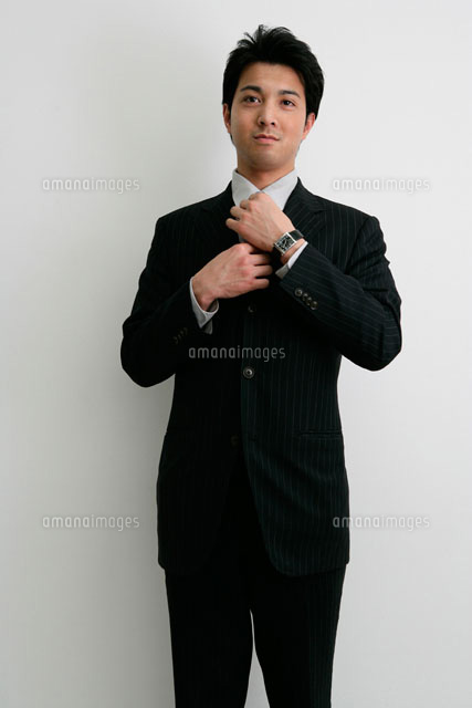 ネクタイを直す男性 の写真素材 イラスト素材 アマナイメージズ