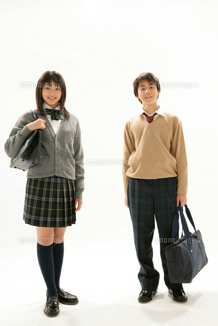 学生服姿の女の子と男の子 の写真素材 イラスト素材 アマナイメージズ