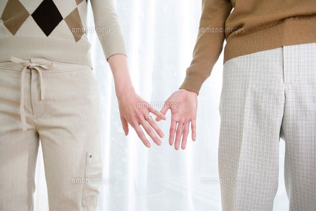 手をつなごうとするカップルの手[11006003554]の写真素材・イラスト 