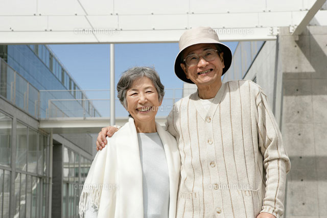 笑顔の老夫婦 の写真素材 イラスト素材 アマナイメージズ