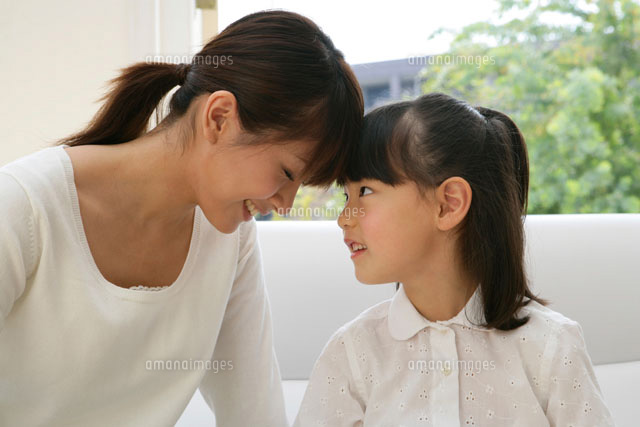 おでこをくっつける母親と女の子 の写真素材 イラスト素材 アマナイメージズ