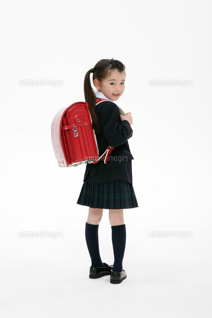 ランドセルの女の子[11006009100]の写真・イラスト素材｜アマナイメージズ