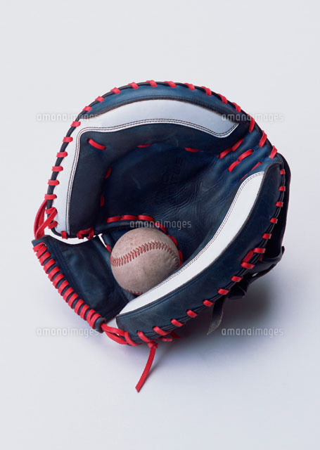 キャッチャーミットと硬球 の写真素材 イラスト素材 アマナイメージズ