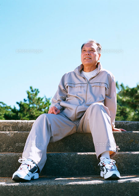 階段に座る男性 の写真素材 イラスト素材 アマナイメージズ