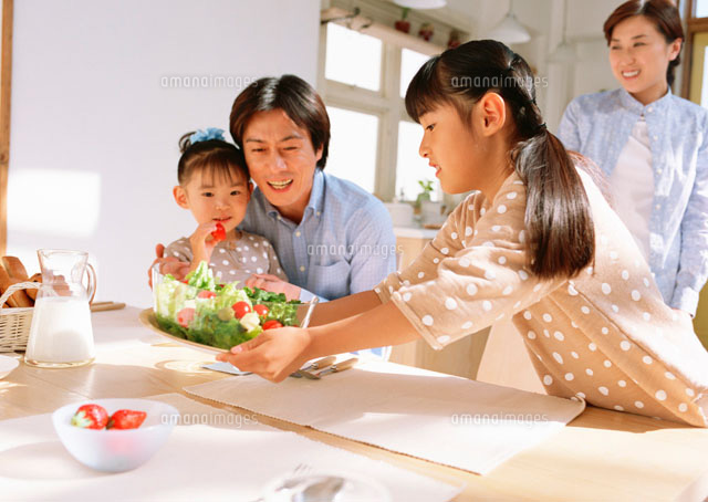 ランチタイムの家族 の写真素材 イラスト素材 アマナイメージズ