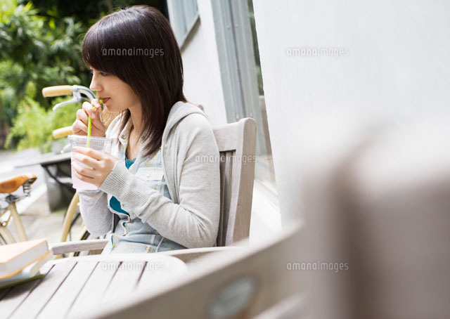 ジュースを飲む女性 の写真素材 イラスト素材 アマナイメージズ