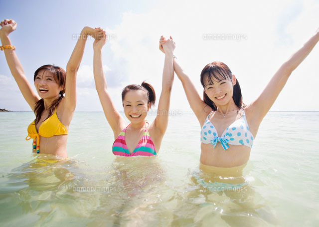 ビーチで遊ぶ女性 の写真素材 イラスト素材 アマナイメージズ