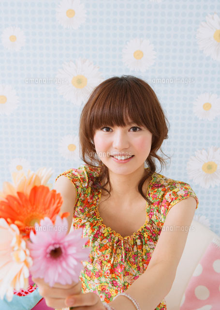 花束を差し出す女性 の写真素材 イラスト素材 アマナイメージズ