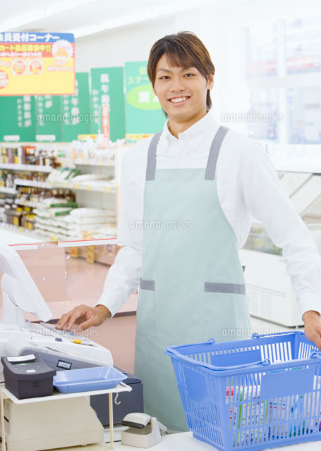 スーパーの店員 の写真素材 イラスト素材 アマナイメージズ スーパーの店員 の写真素材 イラスト素材 アマナイメージズ