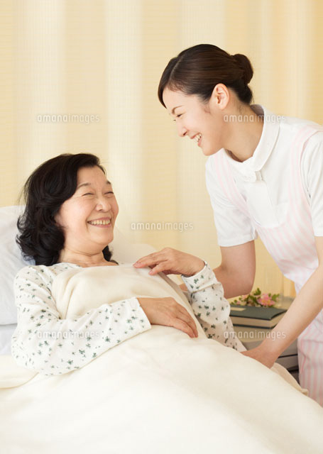 笑顔の看護師と患者 の写真素材 イラスト素材 アマナイメージズ