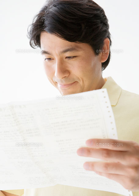 健康診断書を見る男性 の写真素材 イラスト素材 アマナイメージズ