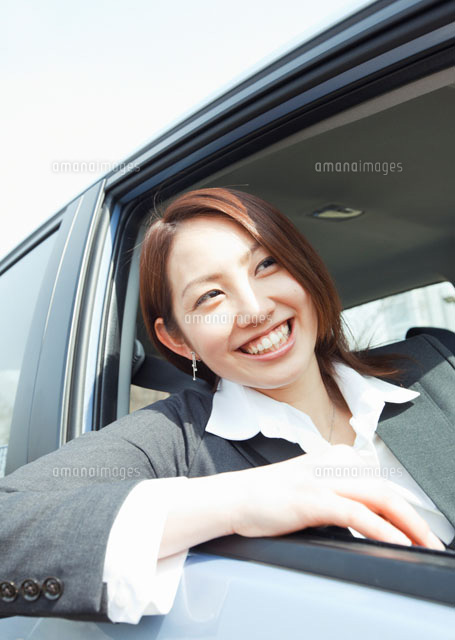 車窓から顔を出すビジネスウーマン の写真素材 イラスト素材 アマナイメージズ