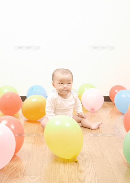 風船で遊ぶ赤ちゃん の写真素材 イラスト素材 アマナイメージズ