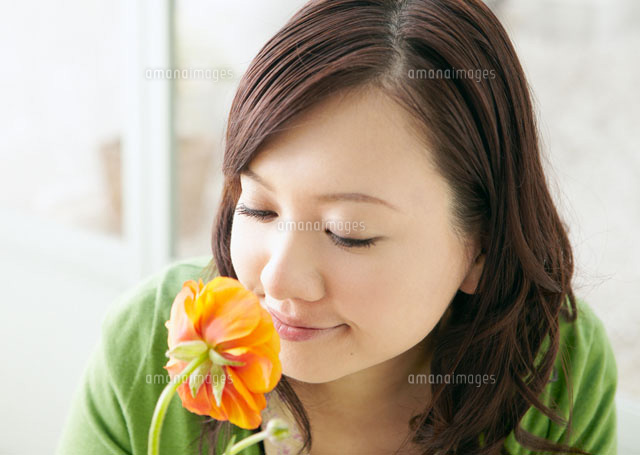 花の匂いを嗅ぐ若い女性 の写真素材 イラスト素材 アマナイメージズ 花の匂いを嗅ぐ若い女性 の写真素材 イラスト素材 アマナイメージズ
