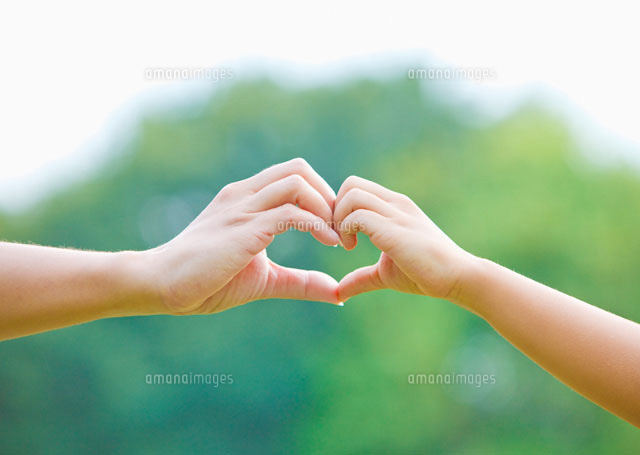 ハート形にした手 の写真素材 イラスト素材 アマナイメージズ