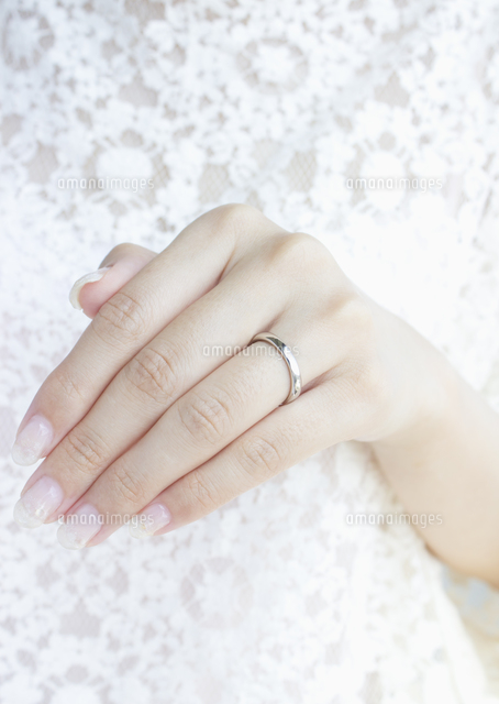 結婚指輪をした手 の写真素材 イラスト素材 アマナイメージズ
