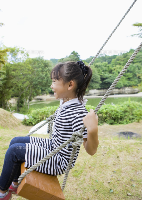 ブランコで遊ぶ女の子 の写真素材 イラスト素材 アマナイメージズ