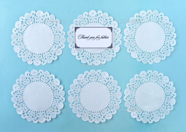 レースペーパーと父の日のメッセージカード の写真素材 イラスト素材 アマナイメージズ