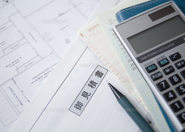 見積書と電卓 の写真素材 イラスト素材 アマナイメージズ