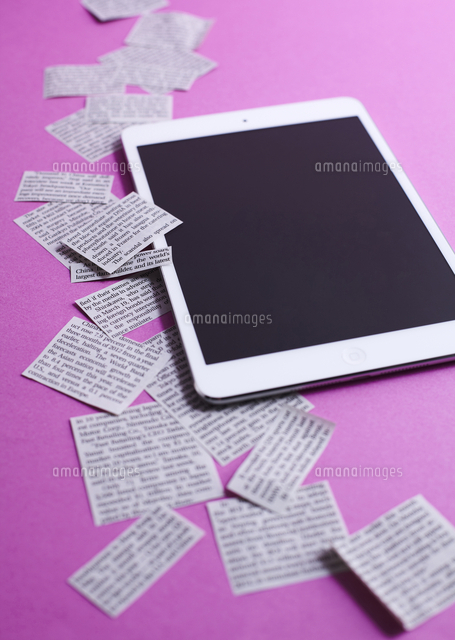 タブレットpcと新聞の切り抜き の写真素材 イラスト素材 アマナイメージズ