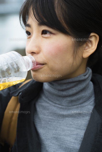 ペットボトルの麦茶を飲む女性 の写真素材 イラスト素材 アマナイメージズ
