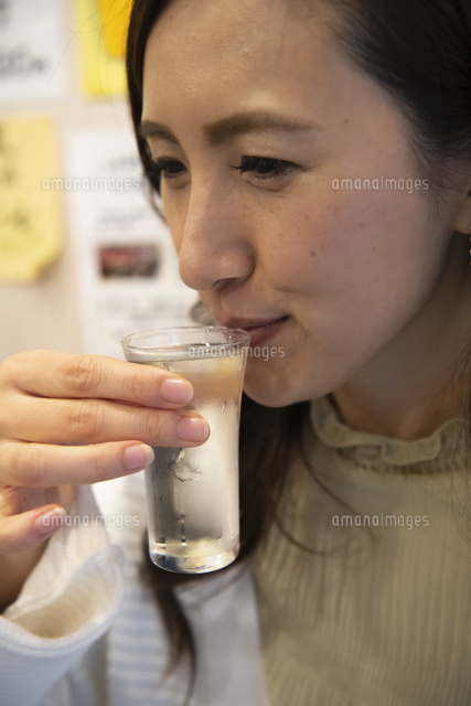 日本酒を立ち飲み の写真素材 イラスト素材 アマナイメージズ
