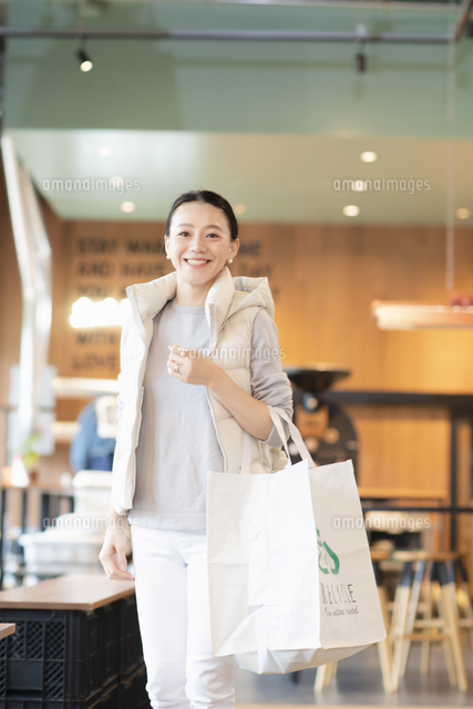 リサイクルショップを訪れる女性 の写真素材 イラスト素材 アマナイメージズ リサイクルショップを訪れる女性 の写真素材 イラスト素材 アマナイメージズ