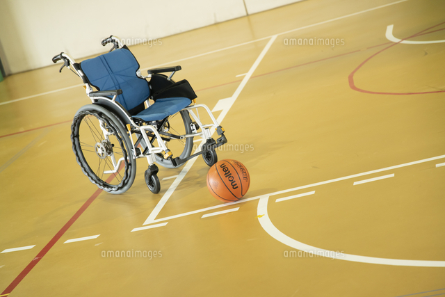 車椅子とバスケットボール の写真素材 イラスト素材 アマナイメージズ