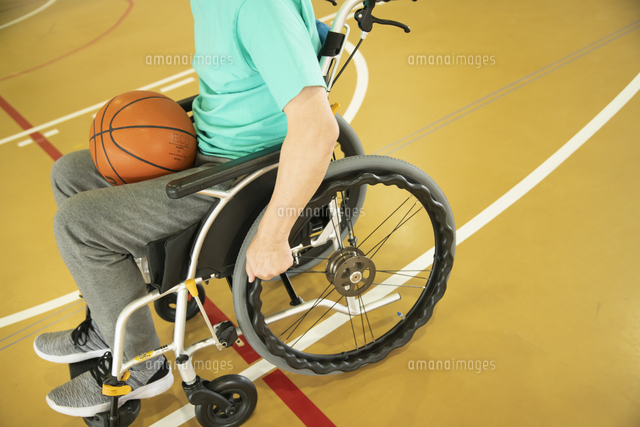 バスケットボールを膝に乗せた車椅子の男性 の写真素材 イラスト素材 アマナイメージズ