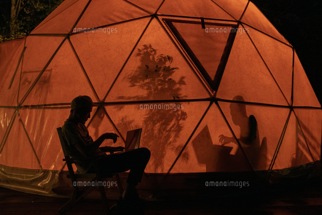 テント内のシルエット の写真素材 イラスト素材 アマナイメージズ
