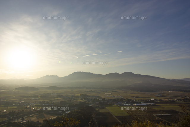 田子山展望所からみえる阿蘇の風景 の写真素材 イラスト素材 アマナイメージズ