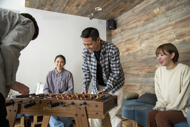 サッカーゲームで盛り上がる若者 の写真素材 イラスト素材 アマナイメージズ サッカーゲームで盛り上がる若者 の写真素材 イラスト素材 アマナイメージズ