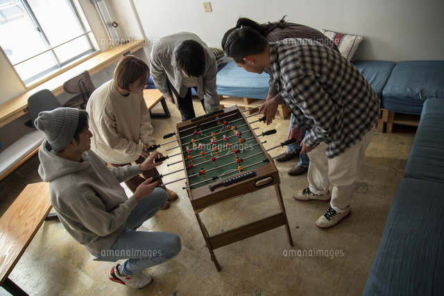 サッカーゲームで盛り上がる若者 の写真素材 イラスト素材 アマナイメージズ サッカーゲームで盛り上がる若者 の写真素材 イラスト素材 アマナイメージズ