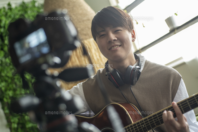 ライブ配信する男性 の写真素材 イラスト素材 アマナイメージズ