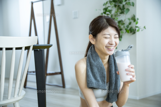 プロテインを飲む女性 の写真素材 イラスト素材 アマナイメージズ